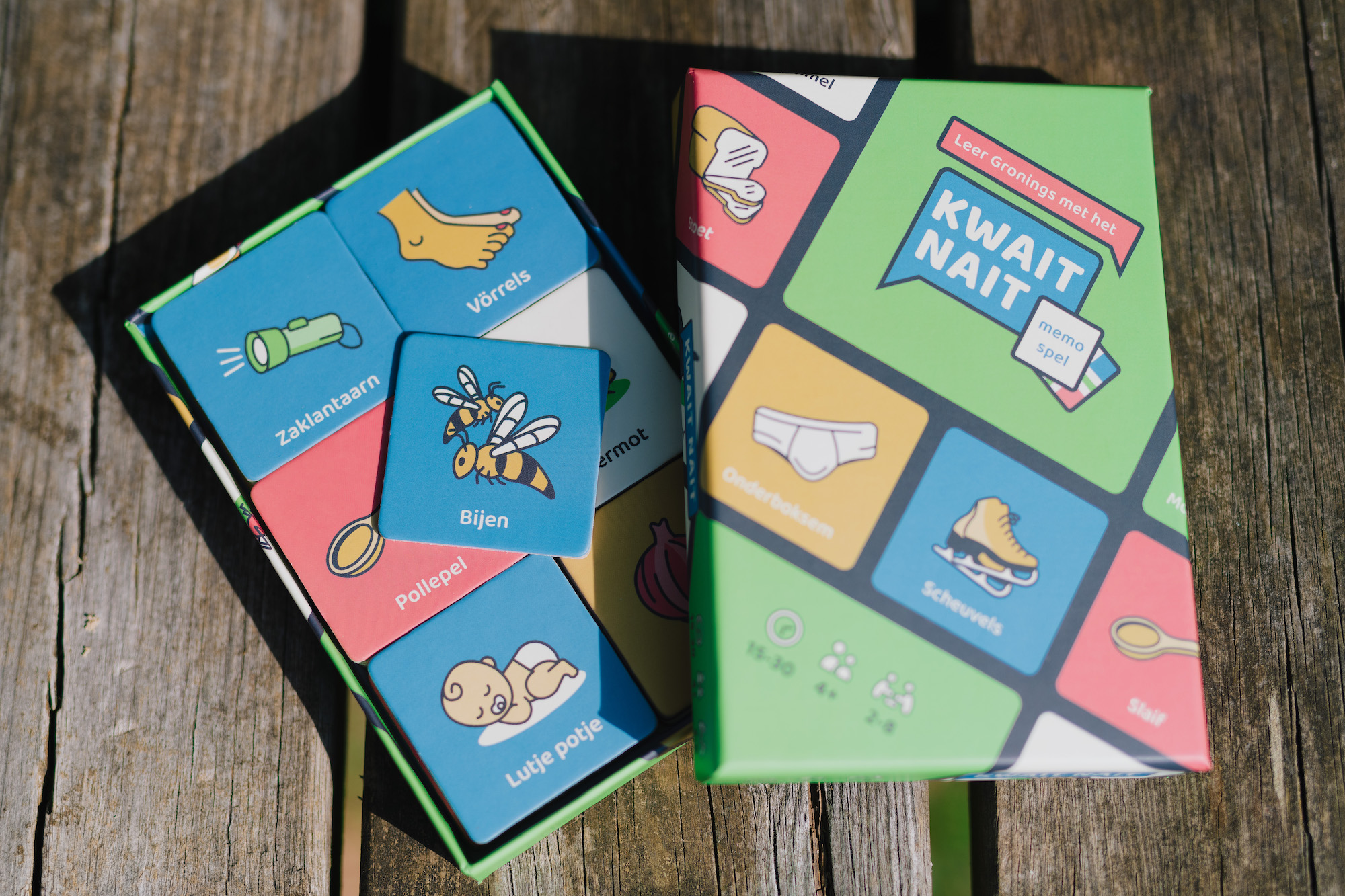 Ontwerp van speldoos en spelkaarten van memoryspel Kwait Nait, door Publiek