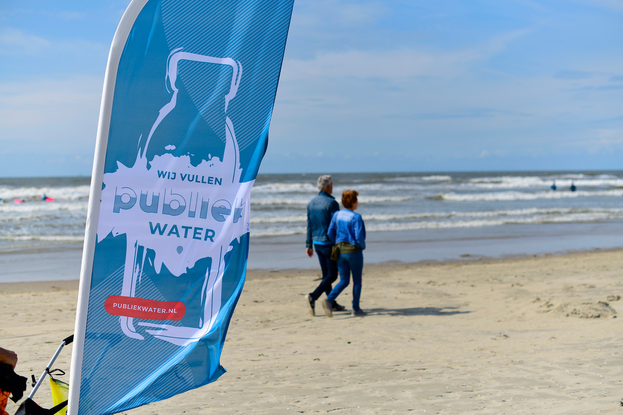 Een Publiek Water-vlag tijdens een strand-opschoondag door Publiek Water