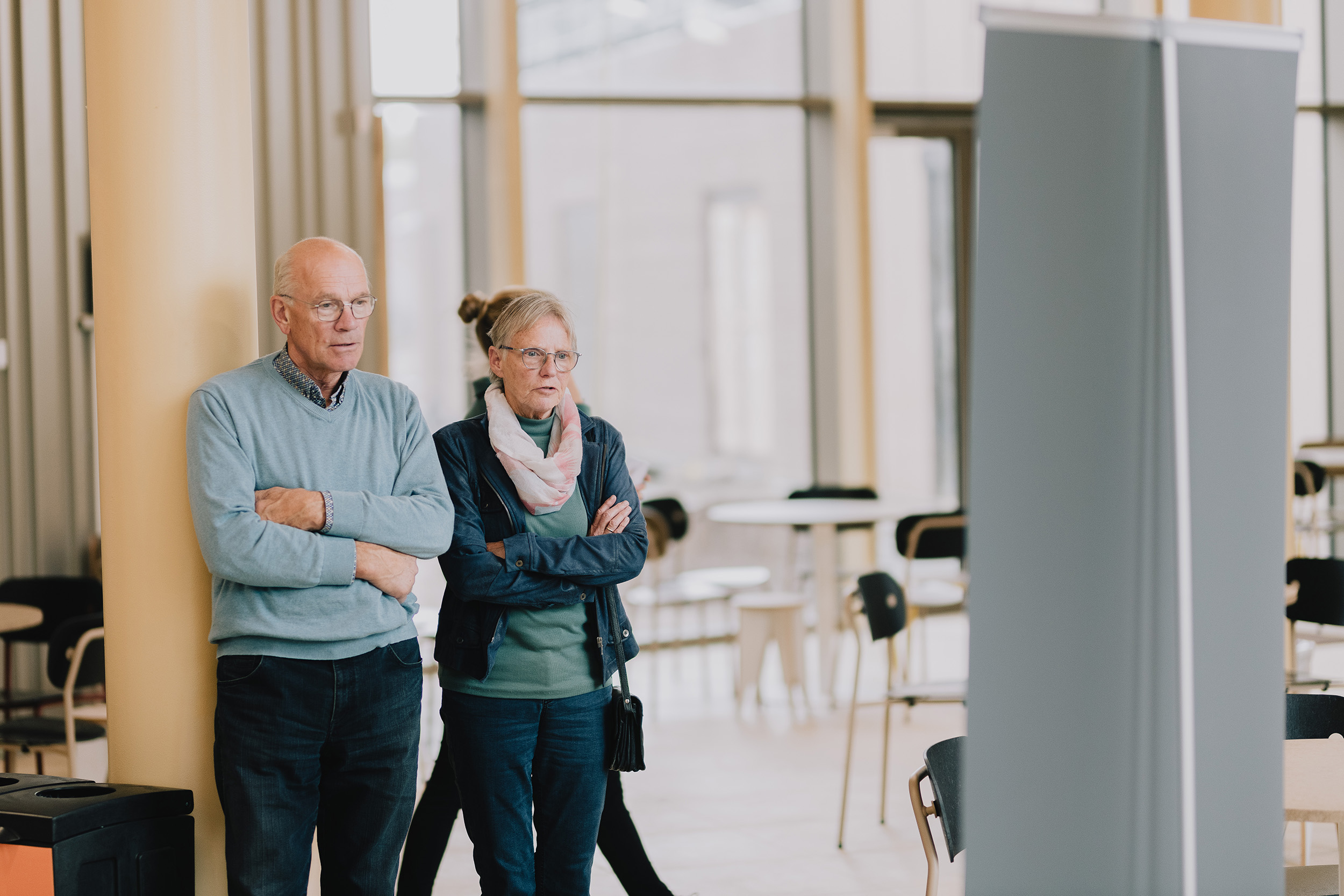 Mensen op de locatie van de campus eemsdelta in groningen