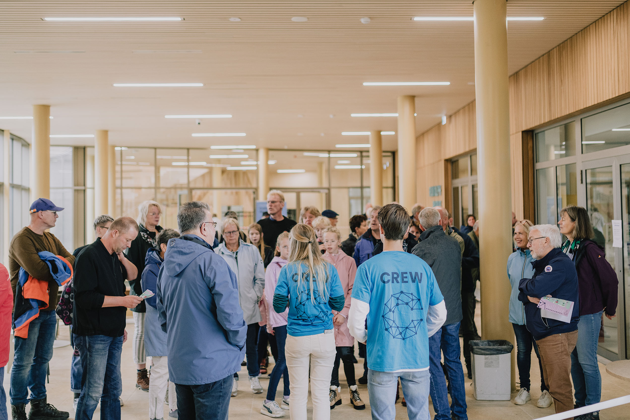 Mensen op de locatie van de campus eemsdelta in groningen