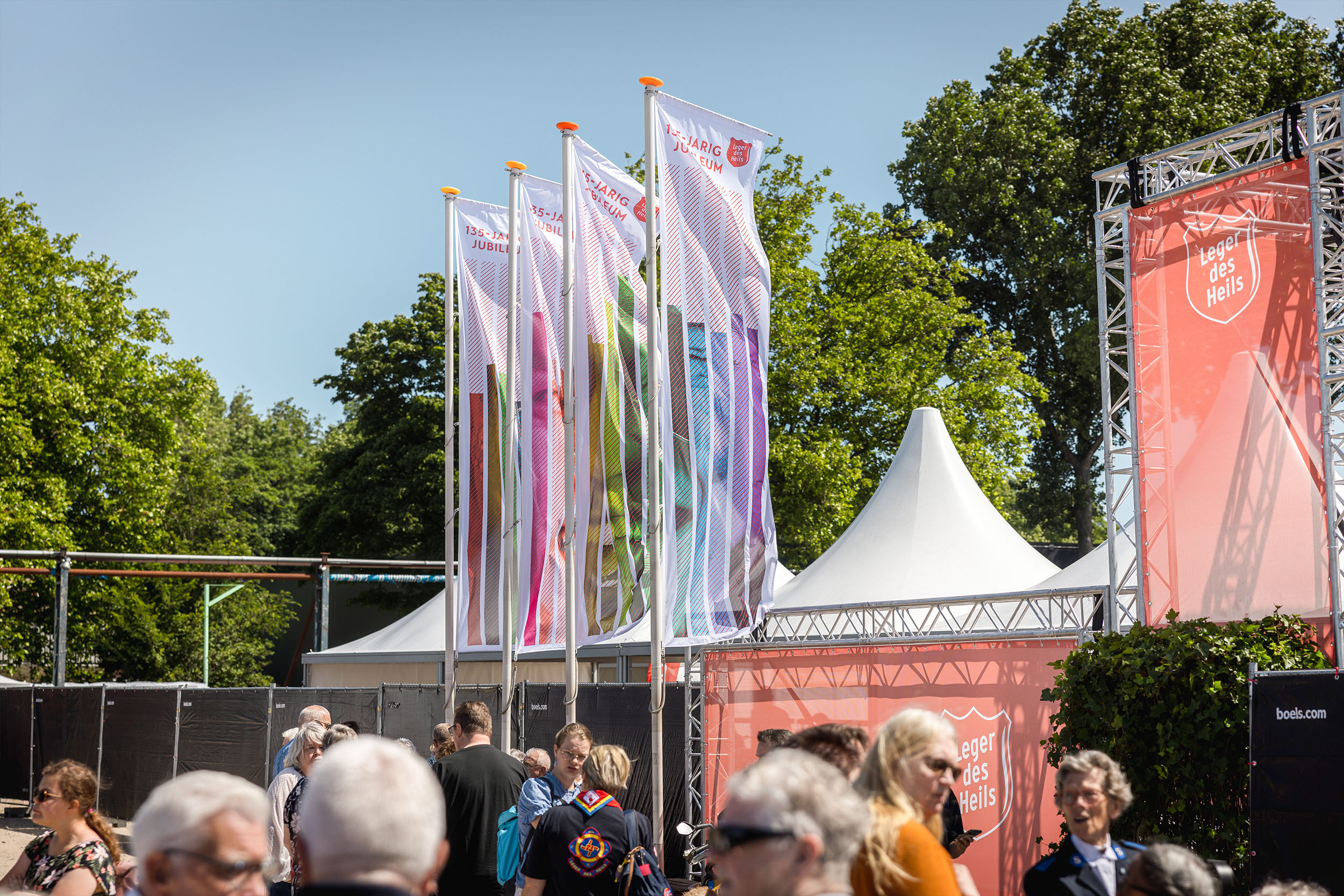 Een foto van banners van 135 jaar Leger Des Heils