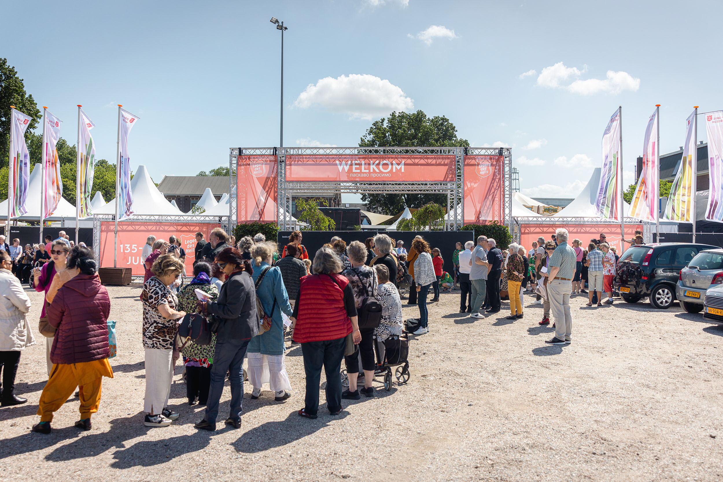 Een foto van banners van 135 jaar Leger Des Heils