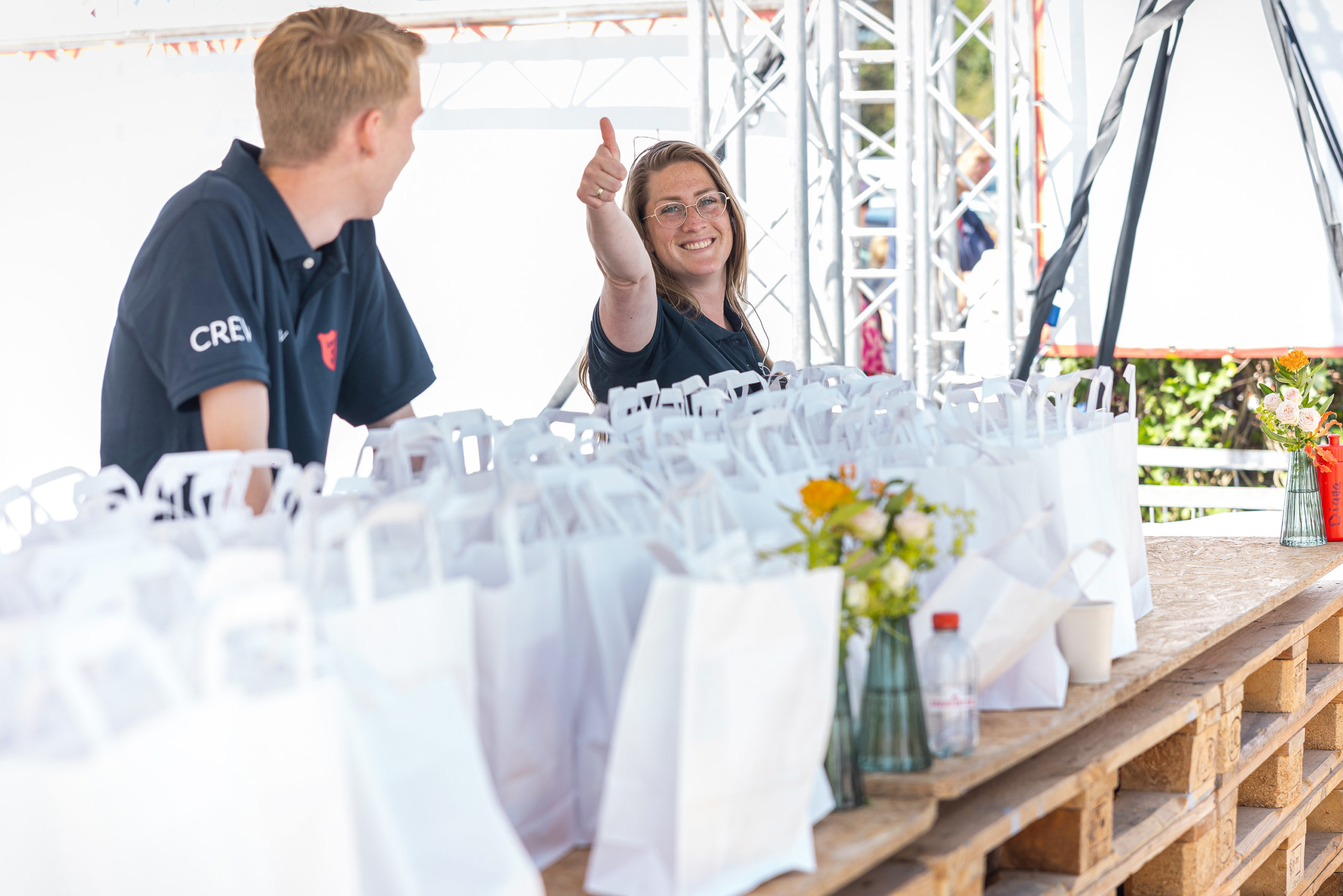 Vrijwilligers tijdens het 135 jaar bestaan festival van het Leger Des Heils