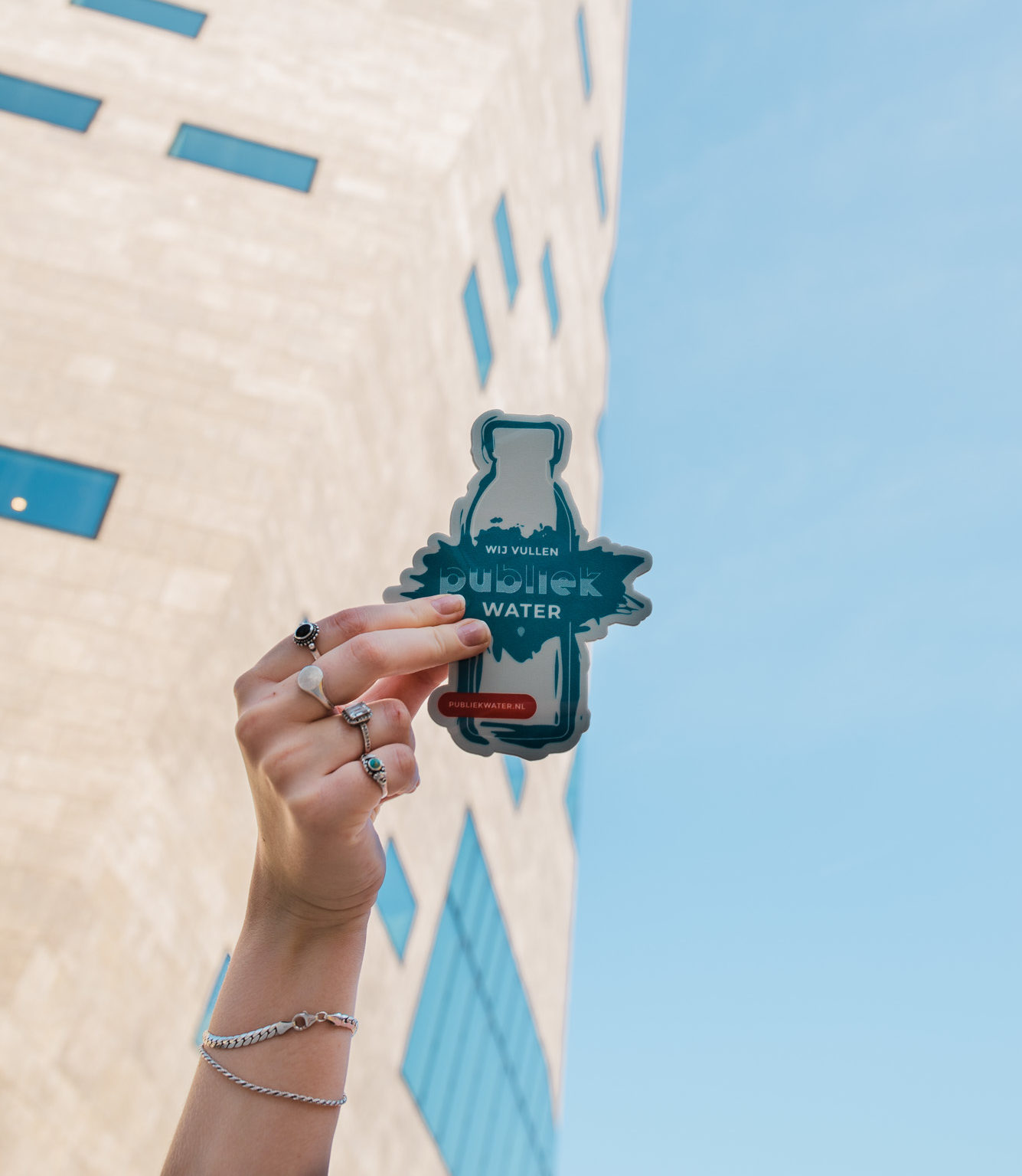 Een sticker van Publiek Water voor 't Forum in Groningen