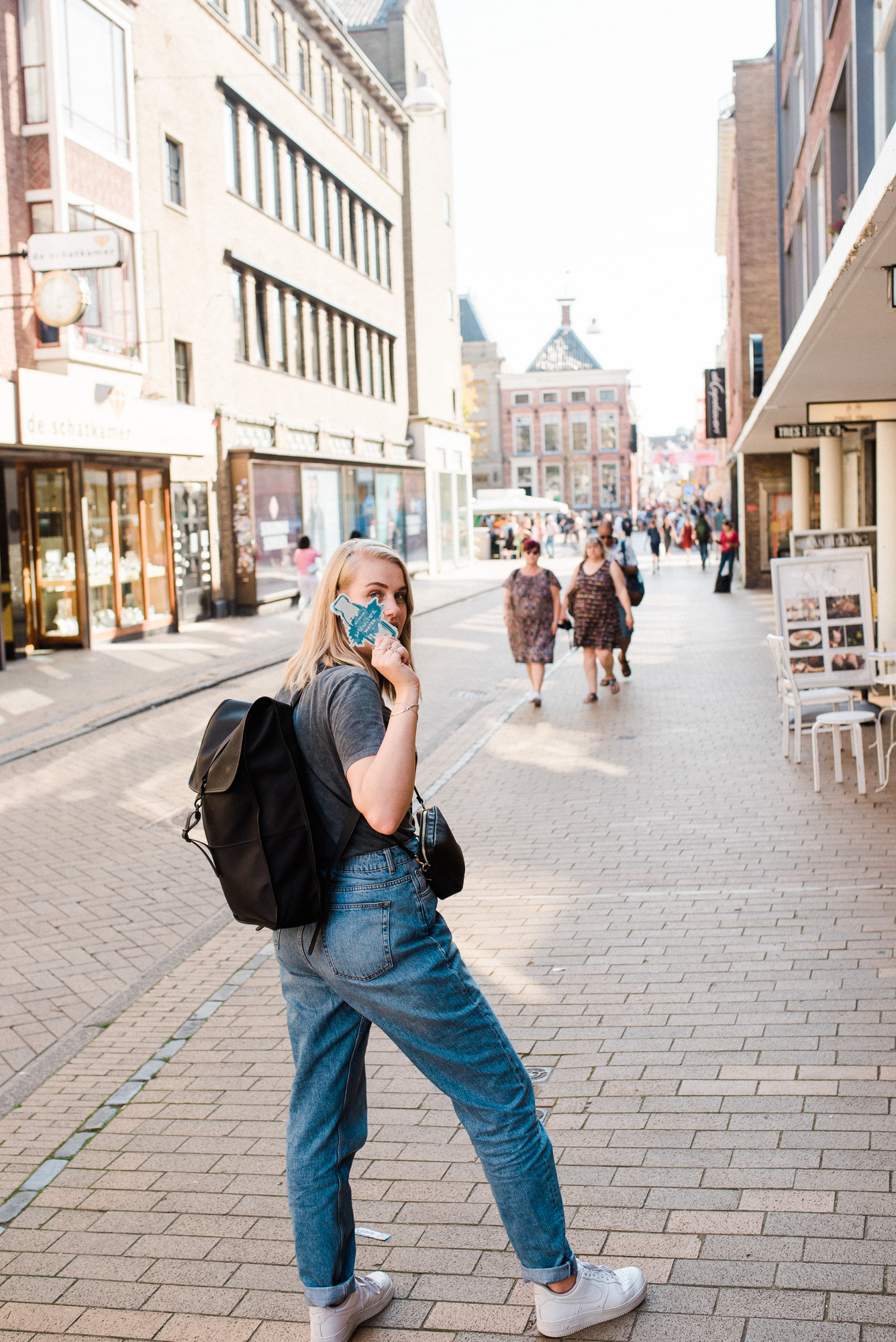 Eke Veldhuis met een Publiek Water sticker richting de Vismarkt in Groningen